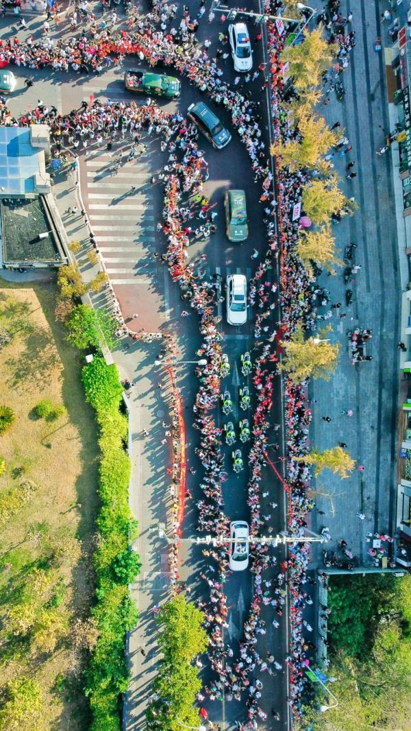 夹道欢送！“这大概是中国独有的场面了”