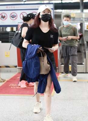 玲花照片(玲花身材原来还挺好，穿“破边”短裤秀长腿，一身黑越看越瘦)