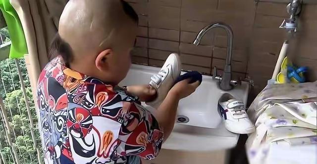 1米2男子娶1米65漂亮妻子，买7套房开豪车，妻子：我不图钱，图人