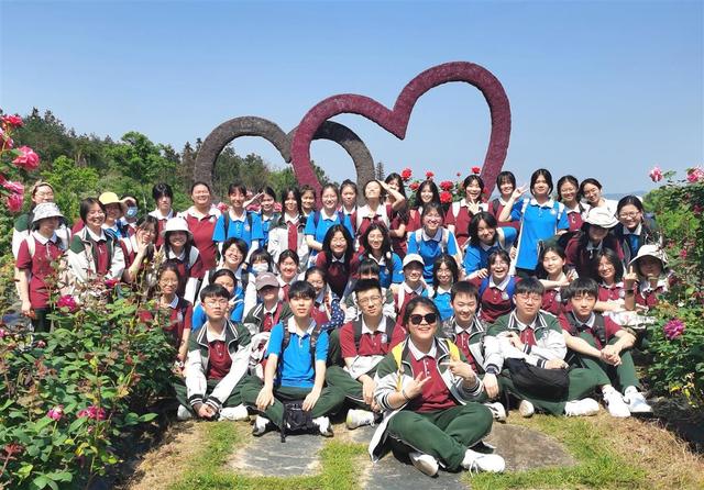 高中数学教师熬夜一周为53名学生书写藏头诗评语