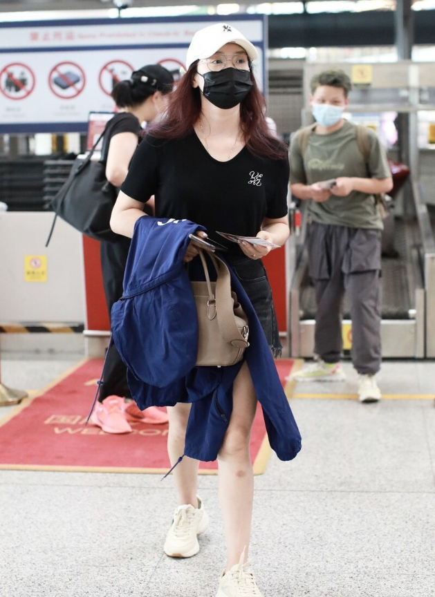 玲花身材原来还挺好，穿“破边”短裤秀长腿，一身黑越看越瘦