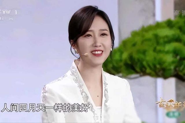 央视美女主持人王嘉宁：29岁嫁人，老公年轻帅气，爱情事业双丰