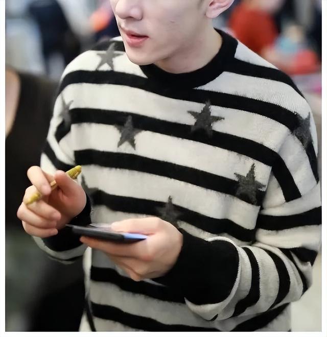 李佳琦直播间公开怼女助理：请别用你的三观，去要求整个世界