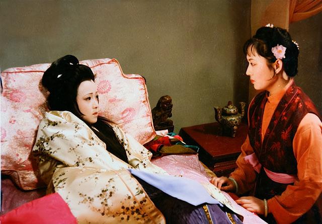 贾蓉：宁国府嫡长孙，一生没有子女，妻子病逝后，他彻底变坏