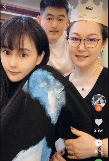 球球和妈妈直播,“蛇精脸”遭吐槽,妈妈颜值高气质超好