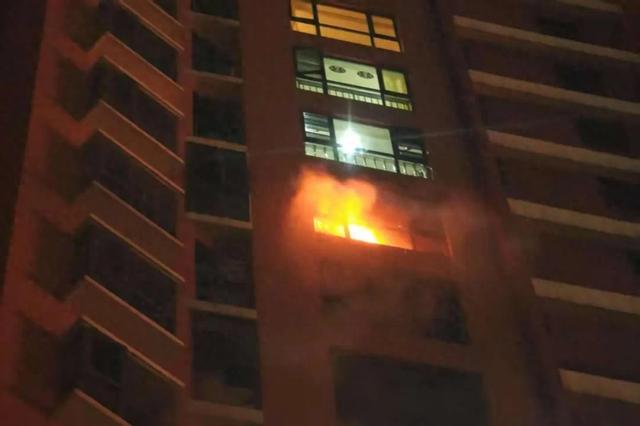 “我家着火了”!弟弟嗷嗷哭,9岁小孩姐“硬控全场”!