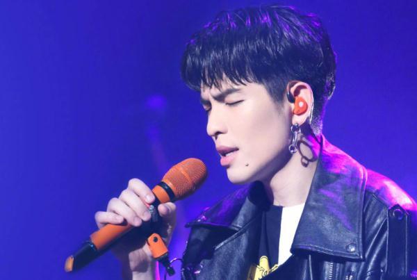 原本不信萧敬腾“雨神”的邪，没想到一开口就下雨，明星们都懵了