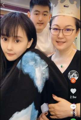 妈咪直播(球球和妈妈直播，“蛇精脸”遭吐槽，妈妈颜值高气质超好)