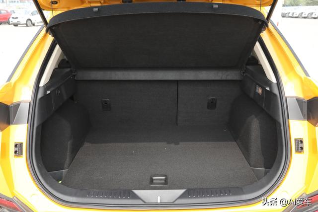 尺寸不小车身好停，自动挡好开家用SUV，不贵又省油，实拍奔腾T77