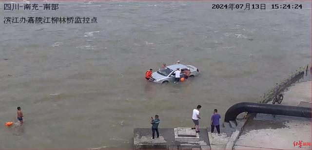 “洪水中多人推车”视频引关注,带头帮70岁老人推车的社区书记:这就是个小事情