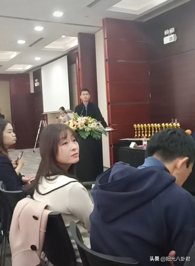 芒果台前一姐44岁舒高近照罕见曝光，气质吊打谢娜李湘