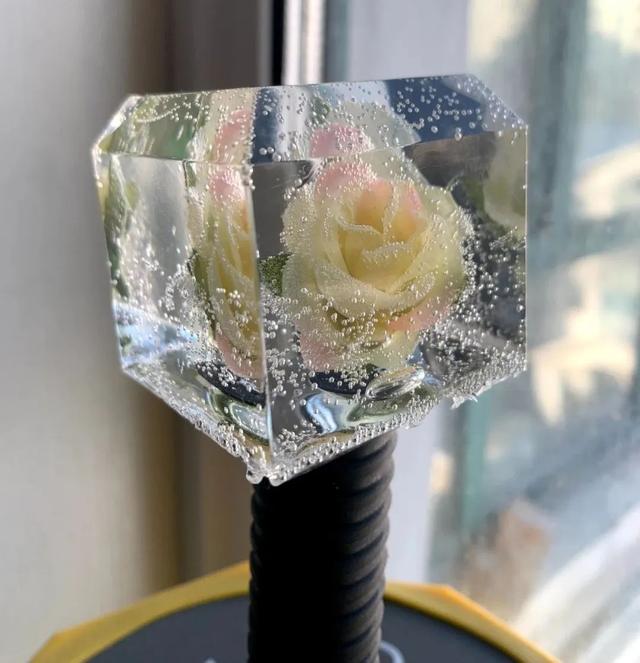 【约会哈尔滨 冰雪暖世界】去年送“小灵龙” 的哈尔滨小伙，今年又做了批“冰封小玫瑰”……