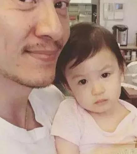 张震舒淇片场忘我激吻，停止后才发现，导演、摄像师已在旁边抽烟