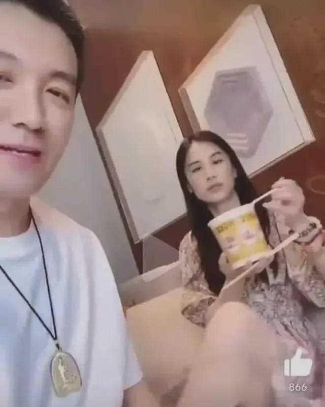 太尴尬！黄圣依直播时走光！隐私一览无余，杨子在旁边也不提醒