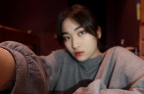 景岗山16岁女儿曝光！浓妆出镜五官像爹，戴4个耳钉被指过于早熟