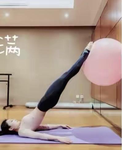 张艺谋小31岁娇妻与女儿合照，素颜出镜太显嫩，15岁小女儿清纯可爱