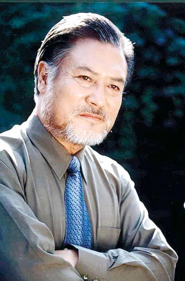 他是东北帅气男星,从《兵临城下》走上银幕,曾与黄梅莹饰演夫妻