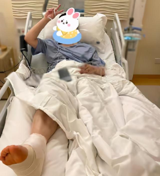 35岁陈赫手术后顺利出院！单腿蹦跳显滑稽，胡子拉碴脸消瘦不少