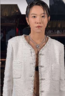 窦倩童(窦靖童洗掉“虾线”后判若两人穿香奈儿外套，时尚气质不输王菲)