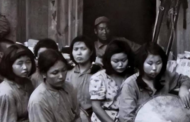 1男7女被遗忘在孤岛,8年后才被美军巡查船解救,8人已变成35人!