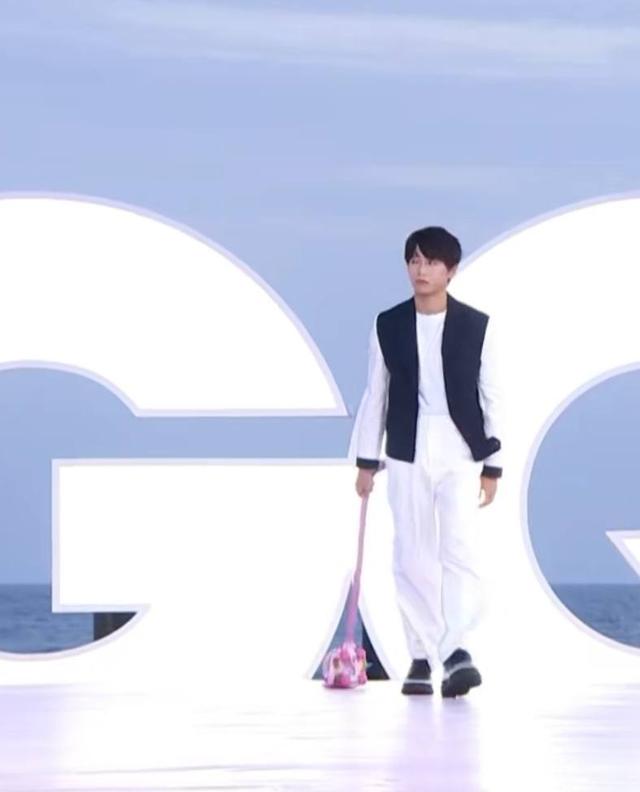 GQ红毯看点：baby怼脸太惊艳，邓伦变油腻男，杨天真成大风受害者