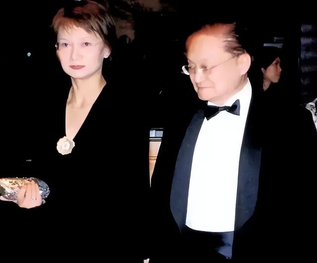 他为娶小三抛弃相伴23年妻子，儿子因此离开世界，前妻孤独终老