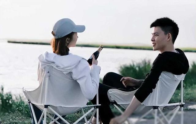 央视美女主持人王嘉宁：29岁嫁人，老公年轻帅气，爱情事业双丰