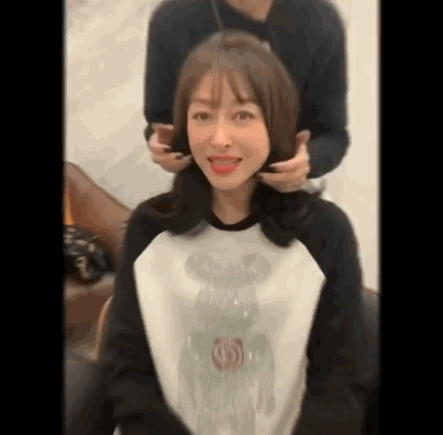 芒果台前一姐44岁舒高近照罕见曝光，气质吊打谢娜李湘