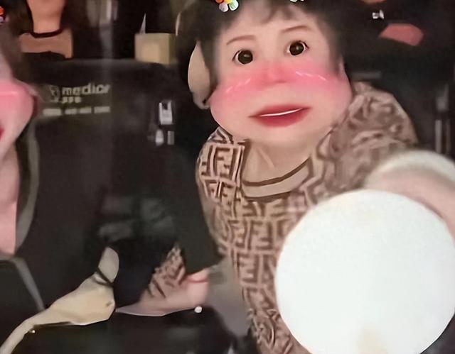 电影院大妈泼奶茶后续：期间不停说话，女子劝阻被辱骂，影院回应