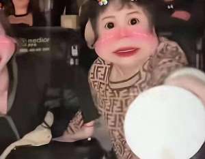 六点半新闻报道(电影院大妈泼奶茶后续：期间不停说话，女子劝阻被辱骂，影院回应)