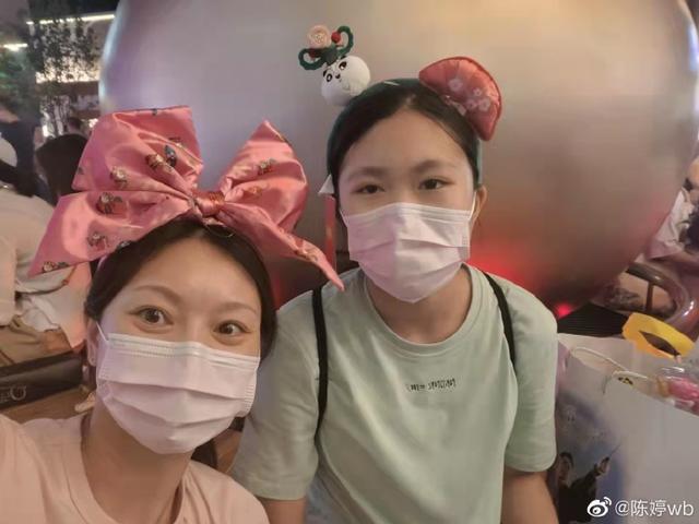 张艺谋小31岁娇妻与女儿合照，素颜出镜太显嫩，15岁小女儿清纯可爱