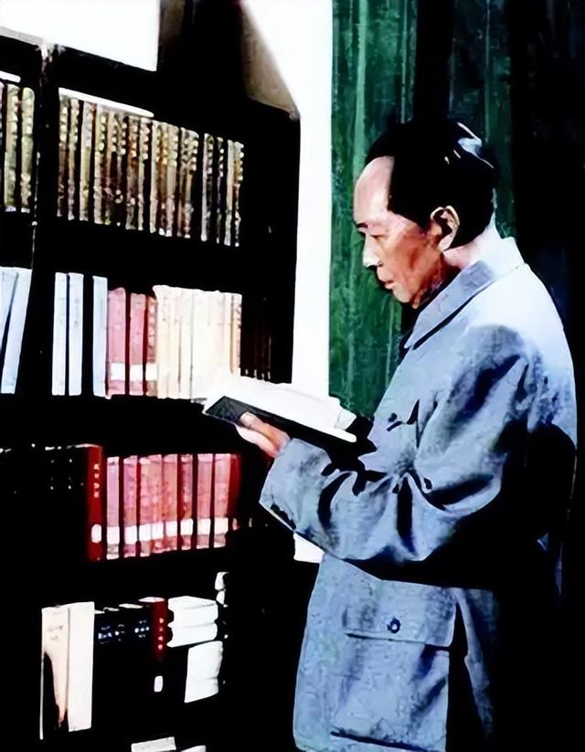 1945年，贺炳炎见到毛主席后用左手敬军礼，毛主席：免掉你这份礼