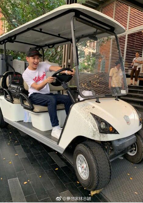 林志颖老婆陈若仪海边大秀好身材,手上40万的手镯亮了