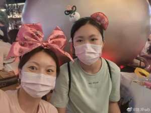 张壹娇(张艺谋小31岁娇妻与女儿合照，素颜出镜太显嫩，15岁小女儿清纯可爱)