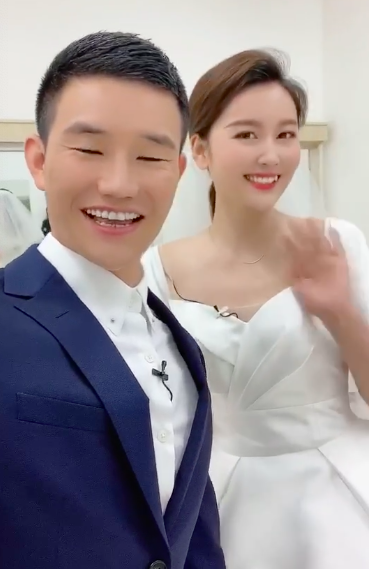 嘎子谢孟伟又惹争议,和妻子穿廉价礼服要二婚,曾豪掷千金办婚礼