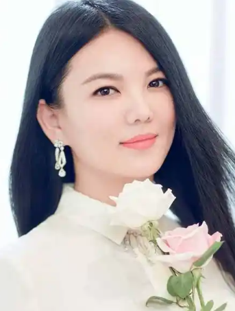 80年代红极一时，因父亲反对无奈退圈的宝珣，如今成为商业大亨！