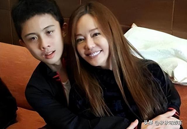 被畸形母爱毁掉的星二代：母乳12年，同床15年，荒唐的事还在后面