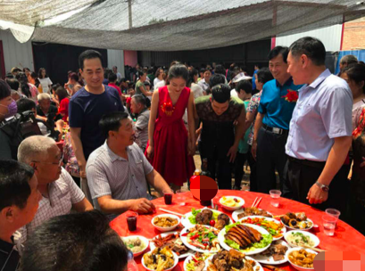 嘎子谢孟伟又惹争议,和妻子穿廉价礼服要二婚,曾豪掷千金办婚礼