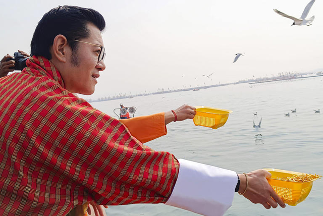 不丹国王在恒河沐浴，虔诚闭眼捧河水，水面呈褐色浑状一言难尽