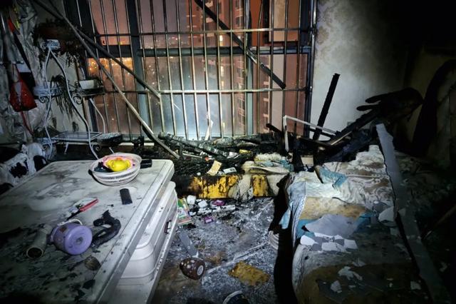 “我家着火了”!弟弟嗷嗷哭,9岁小孩姐“硬控全场”!