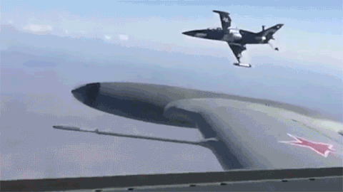 俄军图22坠毁是意外?在美军舰头上撒油玩杂技坠毁,这么爱刺激?