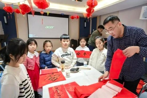 假期体验“趣”时光！这群小学生手工、书法、科技技能全get