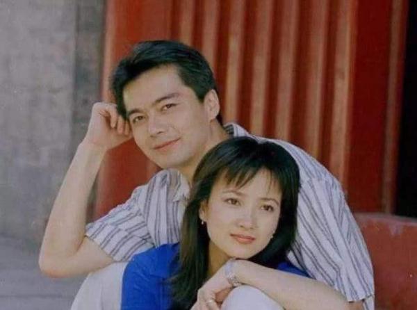 许亚军何晴18岁儿子近照变化太大，高颜值惊到网友