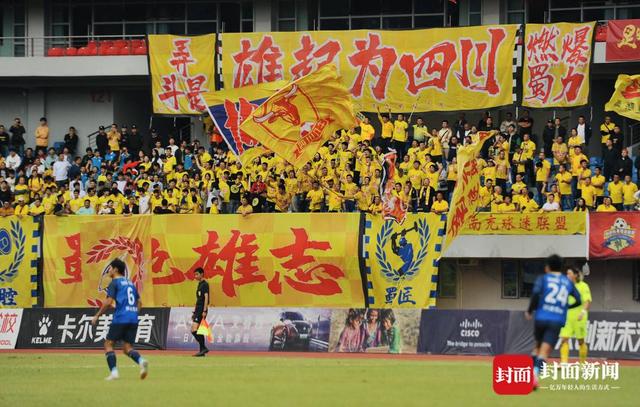 四川九牛冲超成功狂欢瞬间：队员脱衣拥抱，外援亲吻妻儿