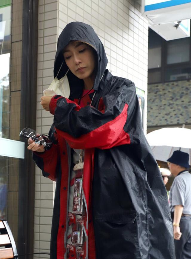 女星拒绝富商，与职员结婚，婚后却为生计送外卖