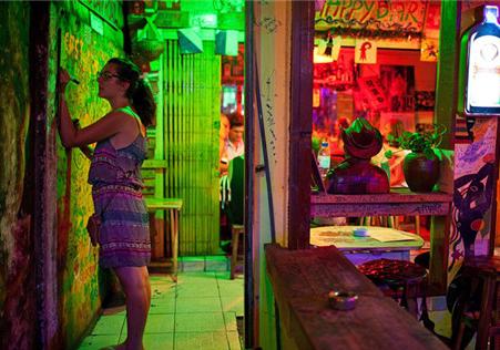 泰国曼谷的一条街:激情四色,不眠之夜