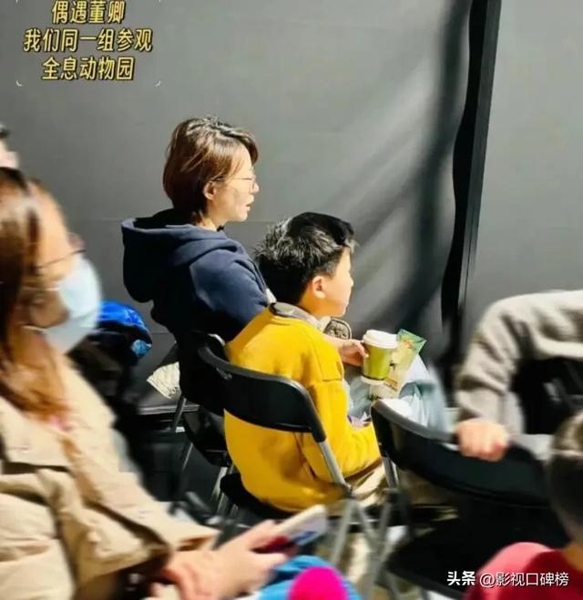 董卿带10岁儿子游布达拉宫,身材纤瘦,手臂黝黑,脸上白皙