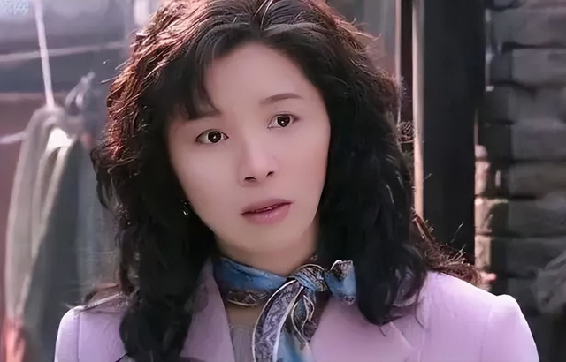 迟蓬：和倪萍是好闺蜜，与丈夫相爱40年，如今因《小巷人家》爆红