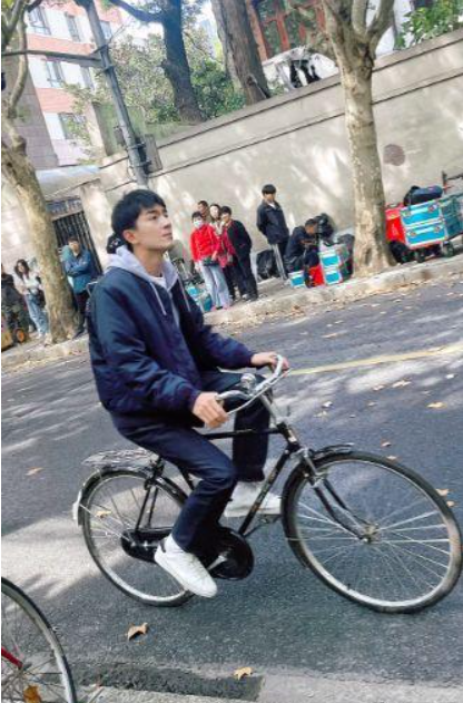 36岁林更新上戏报到被偶遇，拉推车领新书，大长腿超抢镜