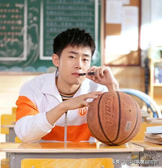 来看看翟子路和他的两位同学,看看这三位青年男演员哪一位最帅